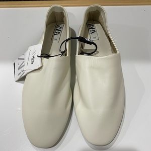 Woman’s flat shoes